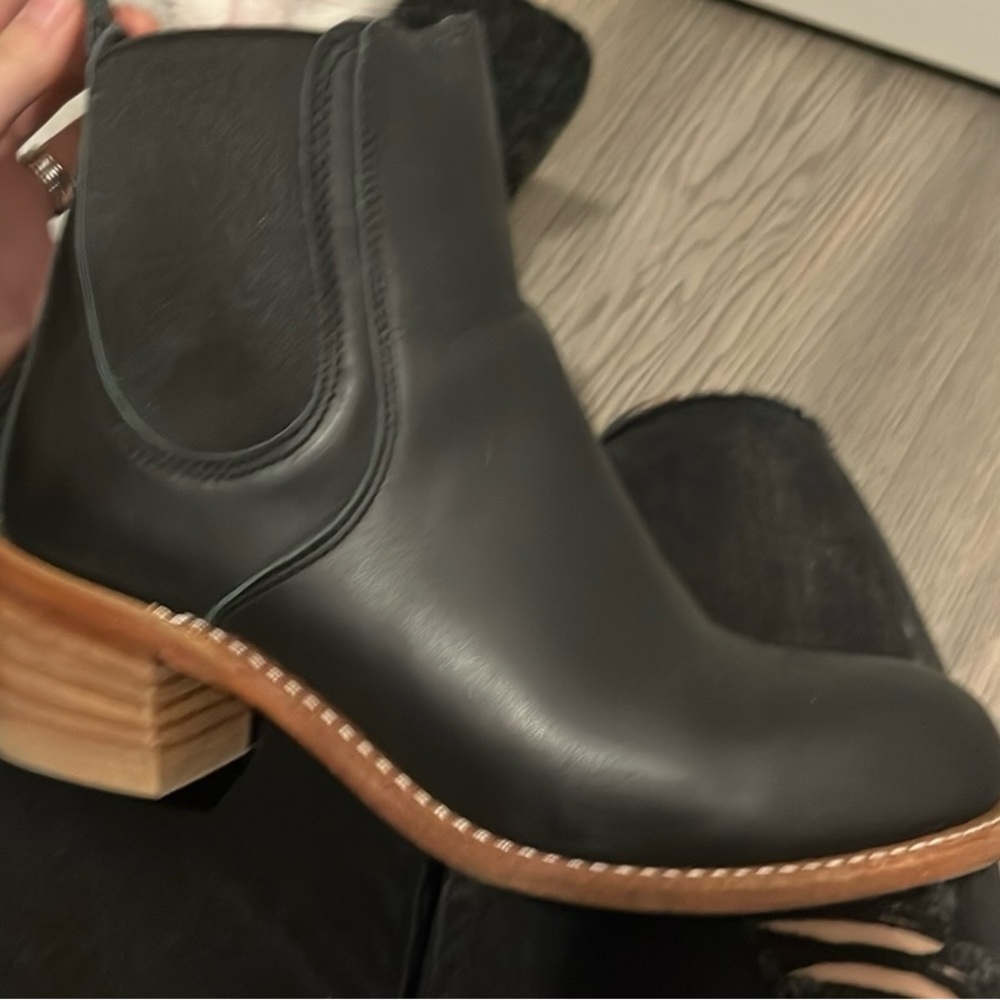 Woman’s red wing boots 8/12